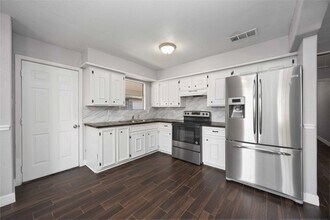 4914 27th St E in Dickinson, TX - Building Photo - Building Photo