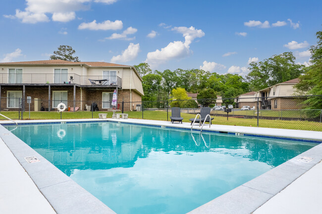 Carriage House Apartments in Dothan, AL - Foto de edificio - Building Photo