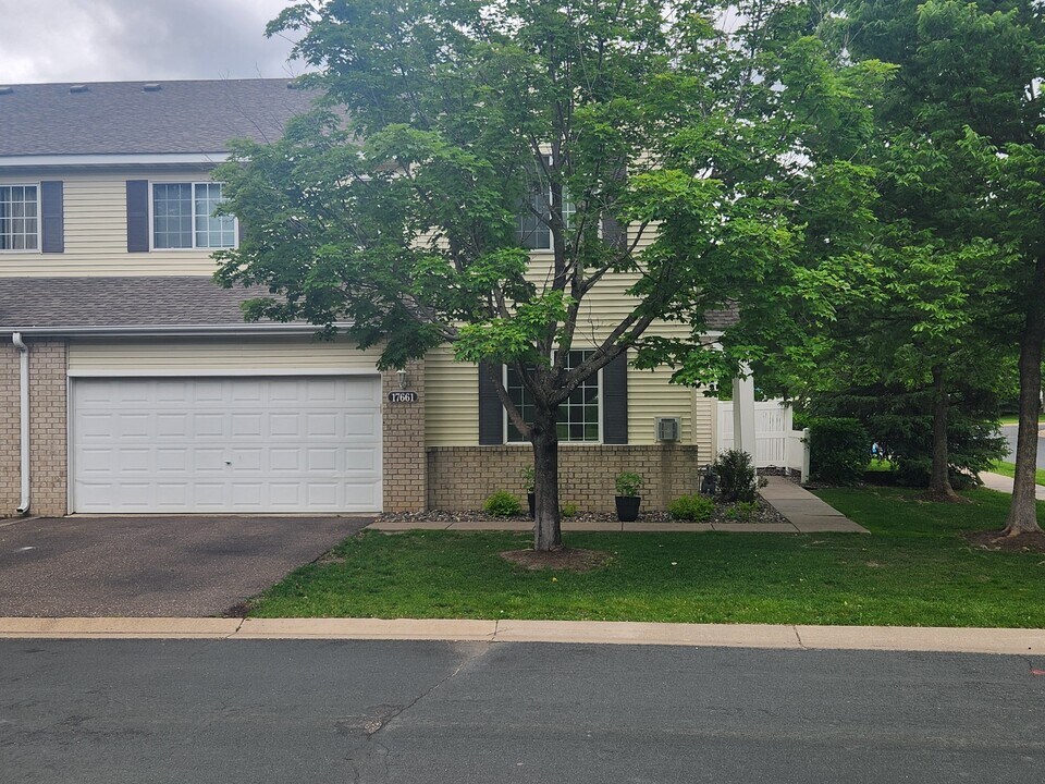 17661 96th Ave N in Osseo, MN - Building Photo