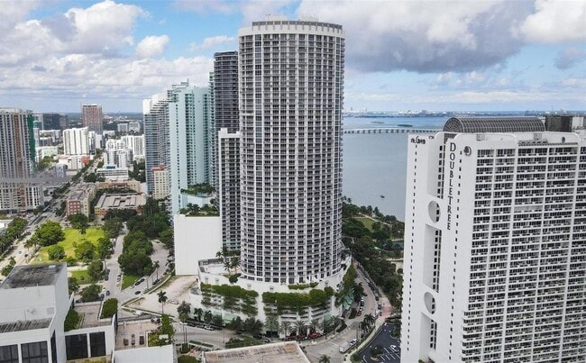 1750 N Bayshore Dr in Miami, FL - Building Photo - Building Photo