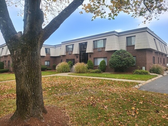 1 Hallmark Gdns in Burlington, MA - Foto de edificio - Building Photo