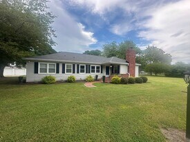 729 Charles Rd in Yorktown, VA - Building Photo