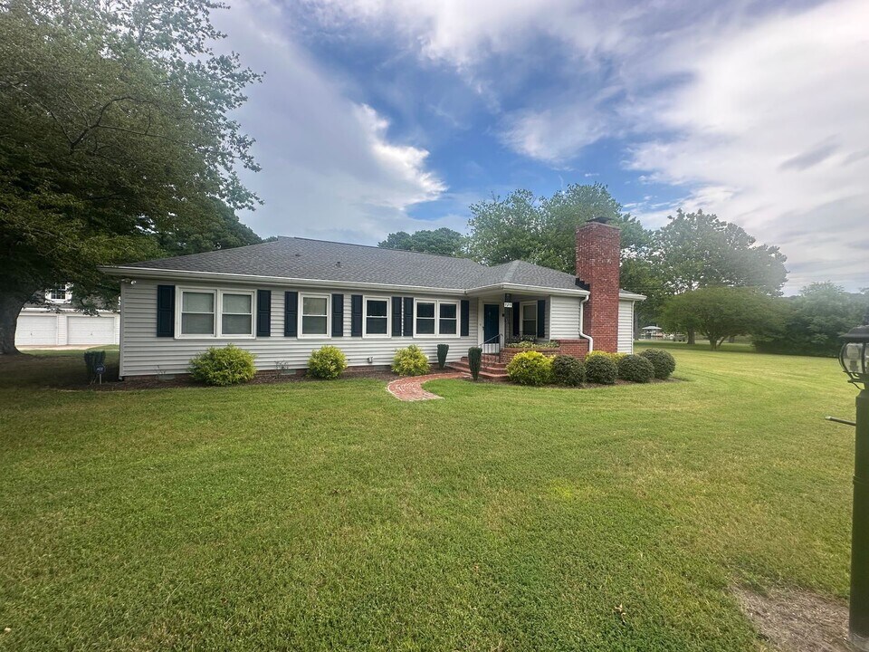 729 Charles Rd in Yorktown, VA - Foto de edificio