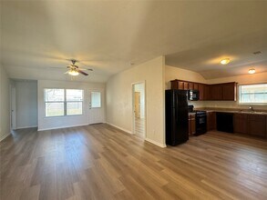 7906 Emerald Oak Dr in Texas City, TX - Building Photo - Building Photo