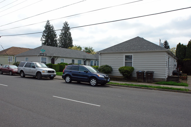 9050 SE Stark St in Portland, OR - Building Photo - Building Photo