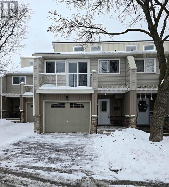 12 Lankin Blvd in Orillia, ON - Building Photo