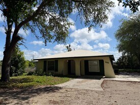 2208 N Lockwood Ridge Rd in Sarasota, FL - Building Photo