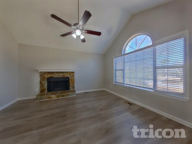 172 N White Pines Dr in Dallas, GA - Foto de edificio - Building Photo