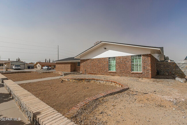 11301 Tom Ulozas Dr in El Paso, TX - Building Photo - Building Photo