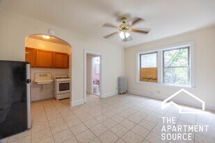 2536 N Sawyer Ave, Unit 206 in Chicago, IL - Building Photo