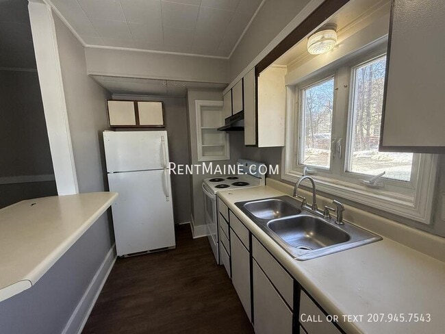 75 Ohio St, Unit 9 in Bangor, ME - Building Photo - Building Photo