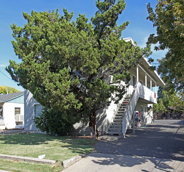 112 Grape St in Roseville, CA - Building Photo