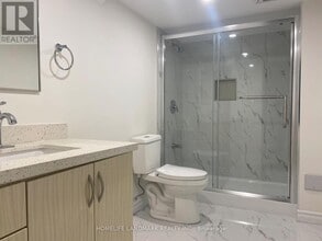 1052 Elgin St in Newmarket, ON - Building Photo - Building Photo