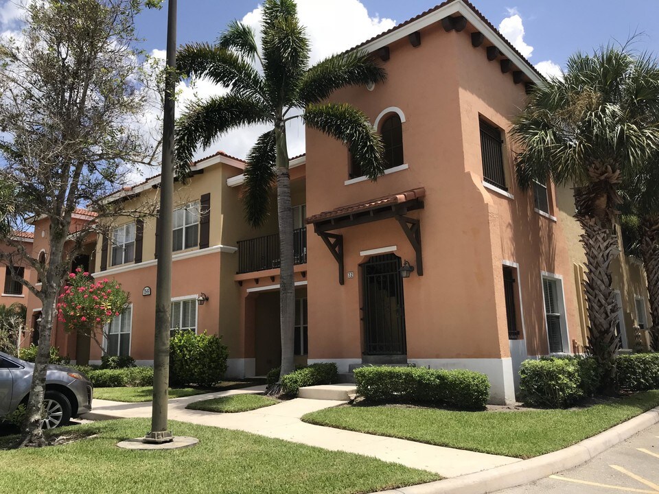 3549 Forest Hill Blvd-Unit -32 in Palm Springs, FL - Building Photo