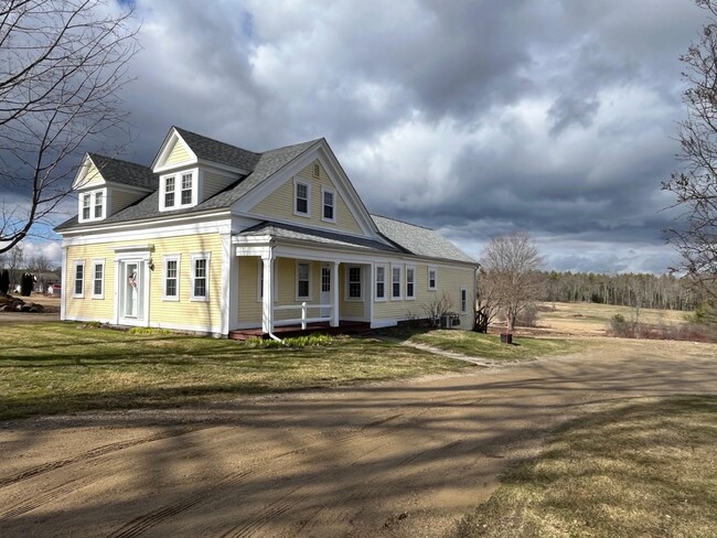 1062 Salmon Falls Rd in Rochester, NH - Foto de edificio - Building Photo