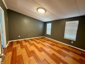 107 Shady Oaks Dr in Dale, TX - Foto de edificio - Building Photo