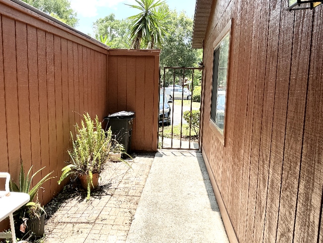 5724 SW 8th Pl in Gainesville, FL - Building Photo - Building Photo