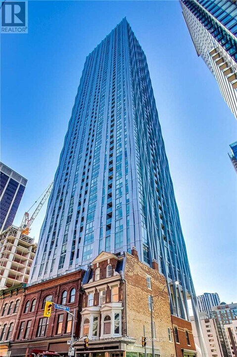 1-2501 Yorkville Ave in Toronto, ON - Building Photo