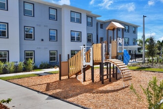 Lake Bluetail Apartments in Riverview, FL - Foto de edificio - Building Photo