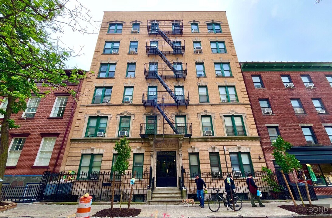 78 Bank St in New York, NY - Building Photo