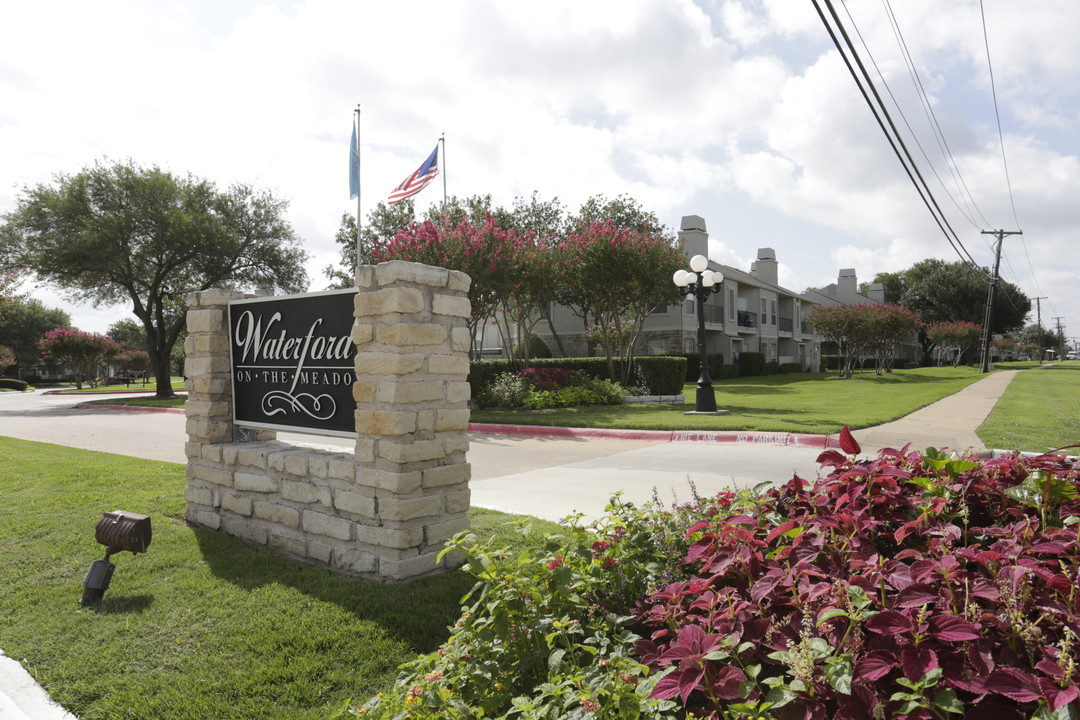 Waterford on the Meadow in Plano, TX - Foto de edificio