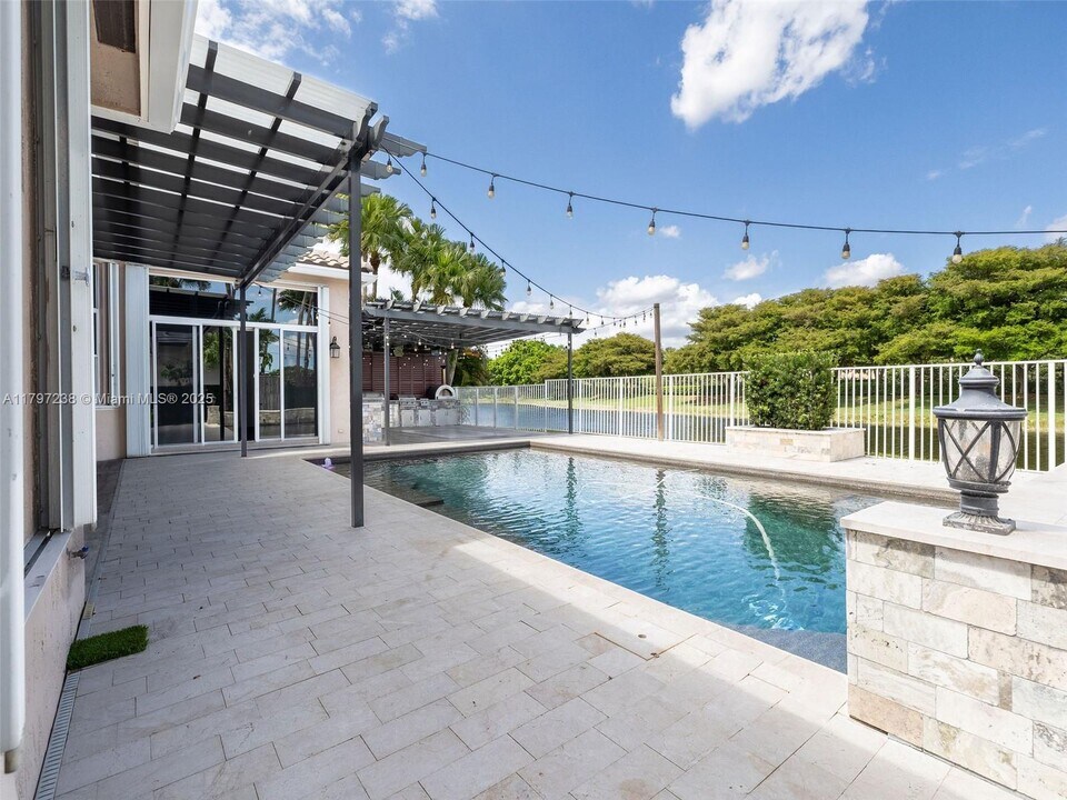 2414 Deer Creek Rd in Weston, FL - Building Photo