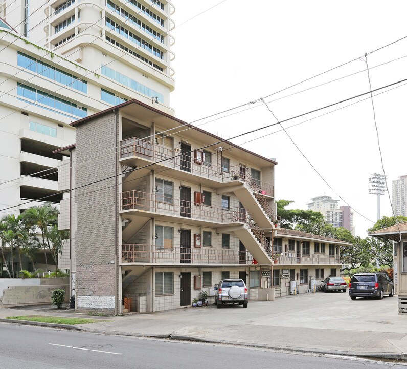 2215 Kapiolani Blvd in Honolulu, HI - Building Photo