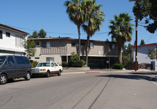 4465 Rosebud Ln Apartments in La Mesa, CA - Foto de edificio - Building Photo