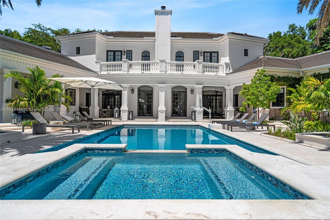 11010 SW 69th Ave in Miami, FL - Building Photo
