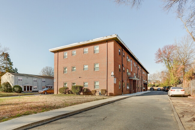 3916 Chamberlayne Ave in Richmond, VA - Foto de edificio - Building Photo