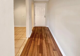 7748 Knoll Dr N in Jacksonville, FL - Foto de edificio - Building Photo