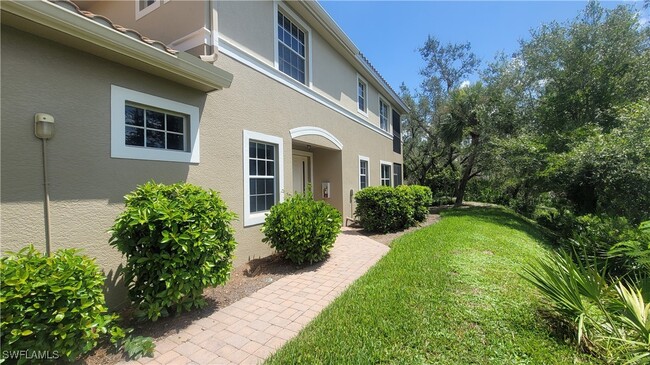 18941 Bay Woods Lake Dr-Unit -102 in Ft. Myers, FL - Foto de edificio - Building Photo