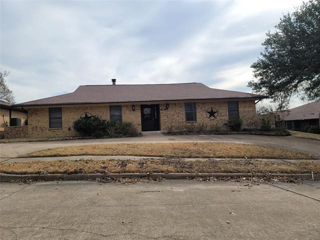 110 La Fawn Cir in Garland, TX - Building Photo