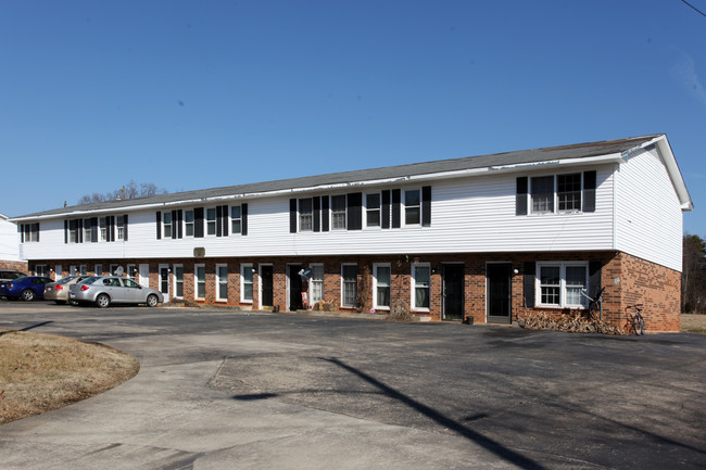 Oakview Apartments in Gibsonville, NC - Building Photo - Building Photo