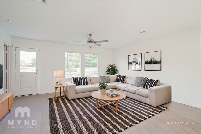 10100 Dalgreen Cir in Fort Worth, TX - Building Photo - Building Photo