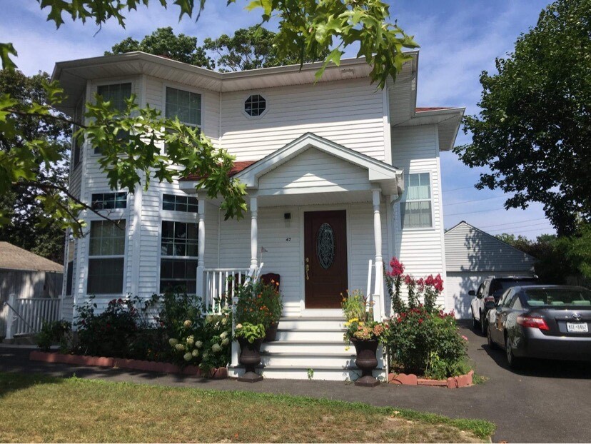 47 W 1st St in Ronkonkoma, NY - Building Photo