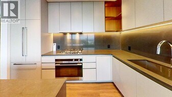 720 Farrow St in Coquitlam, BC - Building Photo