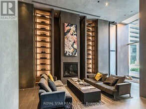 55 Charles St E in Toronto, ON - Building Photo - Building Photo