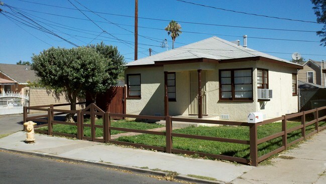 613 W 9th St in Corona, CA - Building Photo - Building Photo