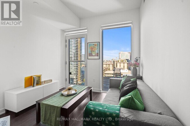 238 Simcoe St in Toronto, ON - Building Photo - Building Photo