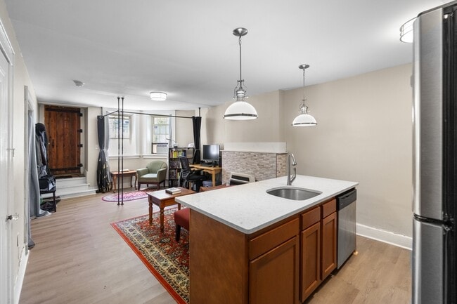 1107 E Genesee St in Syracuse, NY - Building Photo - Building Photo