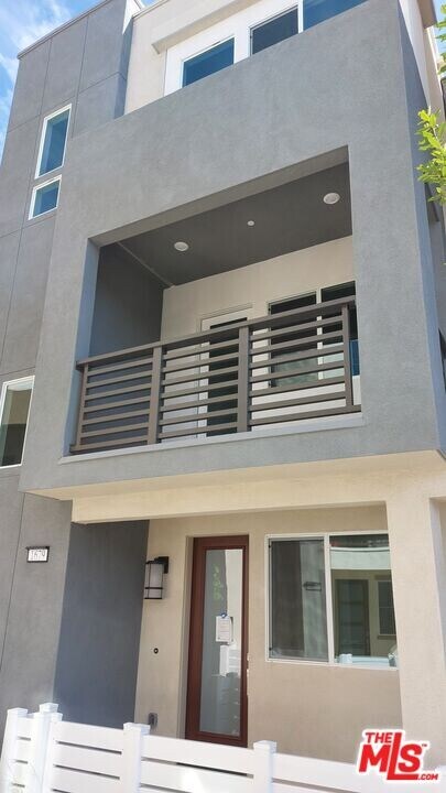 1679 Lexington Ln in Los Angeles, CA - Building Photo