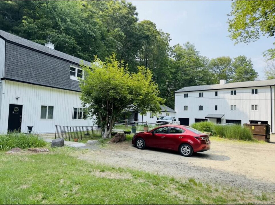 64 White Deer Rocks Rd in Woodbury, CT - Building Photo