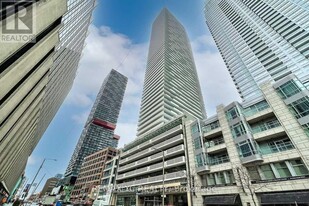2221 Yonge St in Toronto, ON - Building Photo