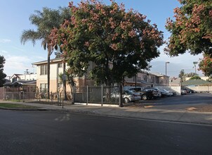 1415 N Cherokee Ave in Los Angeles, CA - Foto de edificio - Building Photo