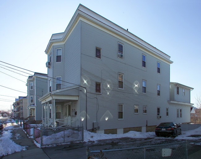 515 Whipple St in Fall River, MA - Foto de edificio - Building Photo