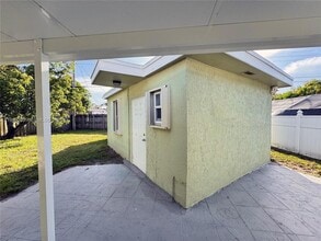 1400 N 70th Way in Hollywood, FL - Foto de edificio - Building Photo