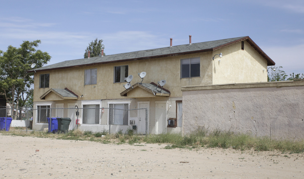 18262 Casaba Rd in Adelanto, CA - Foto de edificio