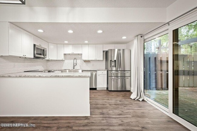 10462 Big Tree Cir E in Jacksonville, FL - Building Photo - Building Photo