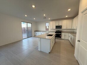 5986 S Miller Ln in Las Vegas, NV - Foto de edificio - Building Photo